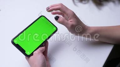 办公室绿色彩屏手机视频广告女手特写后景拍摄